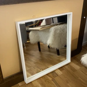Spegel - Spegel från Ikea, vit. Köpt för 299kr säljer för 150kr. 65*65 cm