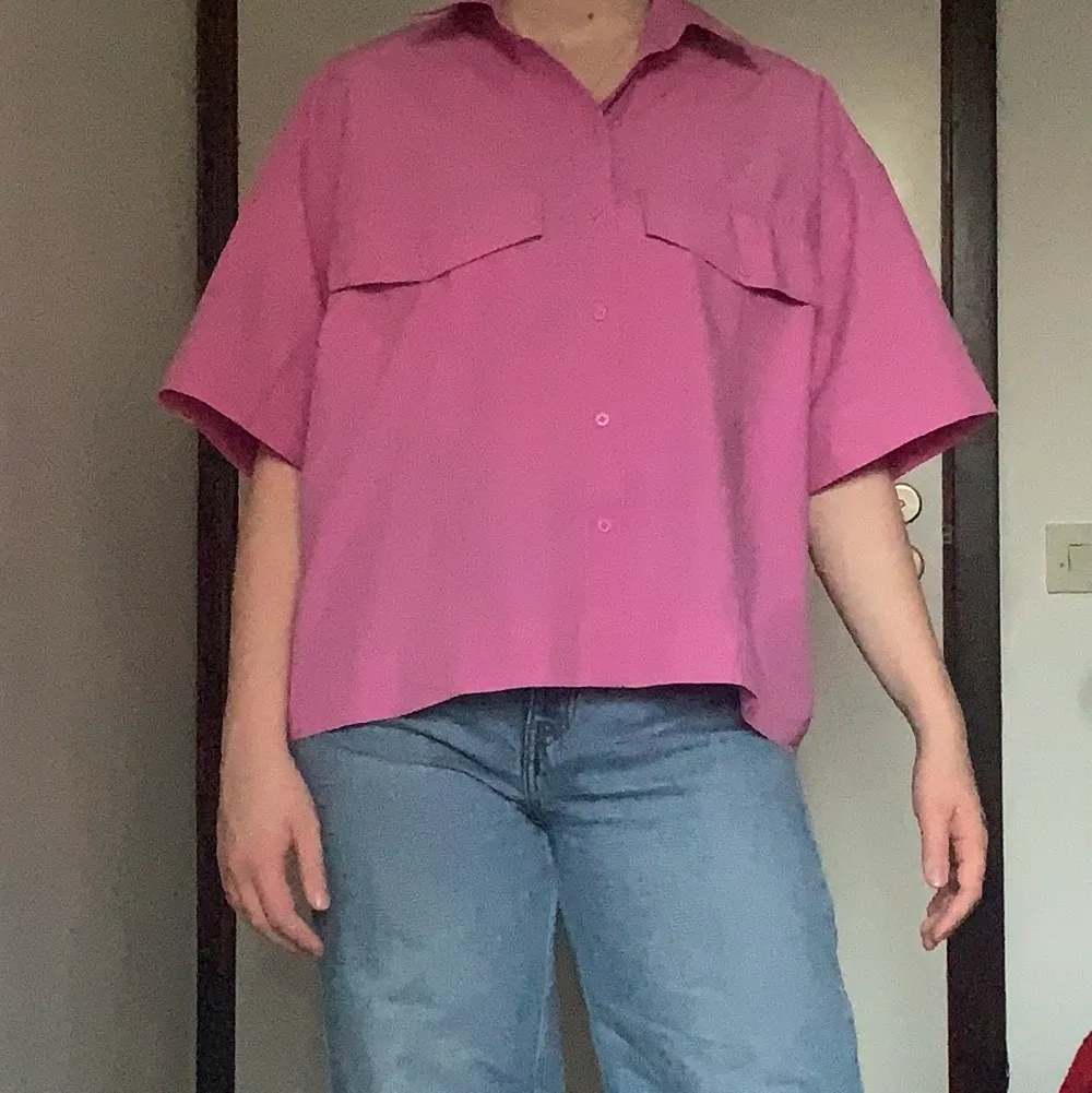 En skit cool rosa skjorta från Weekday, använd en gång. Säljer för att den inte riktigt är min stil längre. Köpt för 400kr. Köparen betalar för frakten🌞. Skjortor.