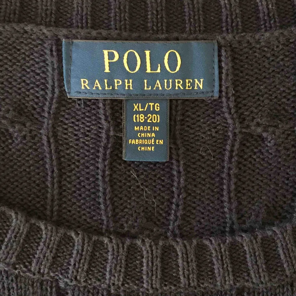 Mörkblå stickad tröja Ralph Lauren. Står XL fast är barnstorlek. Känns som en S. (Personen på bilden är 1.84).  Jättefint skick. Enbart använd ett fåtal gånger. Köparen står för frakten. . Tröjor & Koftor.