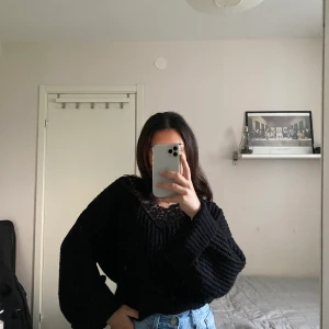 Söt stickad tröja i strl M  - Säljer denna snygga stickade tröjan i strl M från Nelly som har använts en del men är i bra skick. Som bilderna visar är den v-ringad och är broderad i urringningen. 🖤(Frakt tillkommer) 