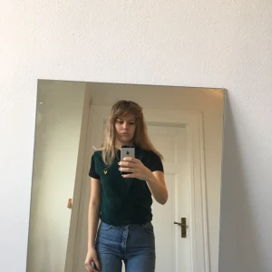 Stickad väst - En stickad väst från Lyle and scott, superfin men använder den knappt