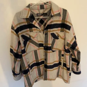 Zara jacka - Oanvänd jacka från zara. Köpte förra året och använt max 5 gånger. Säljer för 80 + frakt, eller högsta bud. Den är i storlek S men funkar ändå på mig dom är XS och eftersom den är hyfsat stor, skulle den passa en M kanske L också!