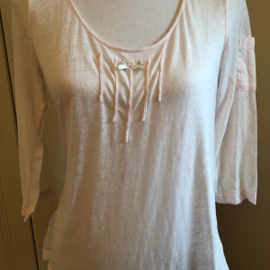 Odd Molly 1 - Topp från Odd Molly som jag tror var stone washed och hålig i nederkant vid köpet. De sista bild.