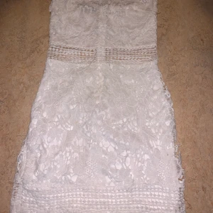 Vit Spetsklänning  - I nytt skick. Använts endast en gång. 