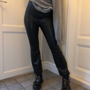 Skinnbyxor - Så fina skinnbyxor från zara. Använda två gånger så dem är i mycket fint skick. Dem är i fakeskinn. 