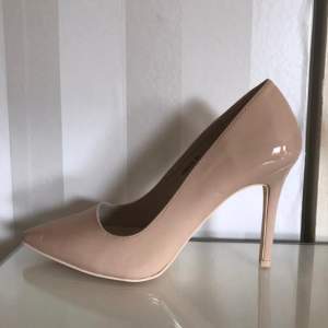 Helt oanvända beigea Slim pumps från NLY Shoes. Klakhöjd 10 cm. Storlek 41 men något små i storleken. Nypris 349kr. 