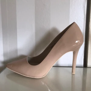Nelly Slim pump - Helt oanvända beigea Slim pumps från NLY Shoes. Klakhöjd 10 cm. Storlek 41 men något små i storleken. Nypris 349kr. 