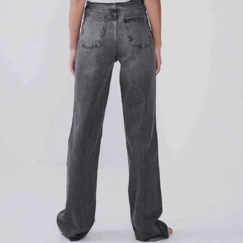 Zara jeans som är långa i benen och mycket populära. 60 kr frakt högsta bud: 320. Jeans & Byxor.