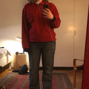 tjocktröja - en röd sweatshirt med pikékrage, tjockt och skönt material! understa knappen saknas. möts i sthlm eller köparen står för frakt