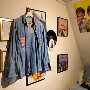 Jeansskjorta - Vintage jeansskjorta från second hand. Det står storlek L i jackan, hsr varit jättesnygg som oversize på mig som har M🤩🕺