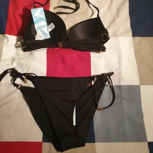 Swimming costumes. - NY swimming costume. Bought awrong size. Feets small and medium.Stretches. 