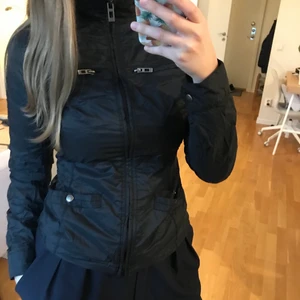 Tunn jacka - Tunn jacka i prassligt material på utsidan och mjukt tyg på insidan. Passar bra på våren värmemässigt.