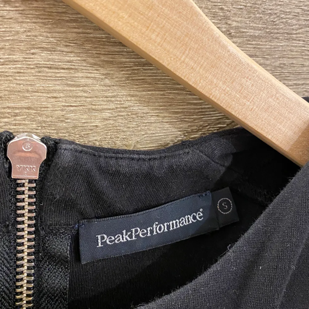 Ett linne från Peak Performance i strl S. Knappt oanvänd och mycket bra kvalité. Den har en dragkedja där bak. 190 kr inkl frakt🌸. Toppar.
