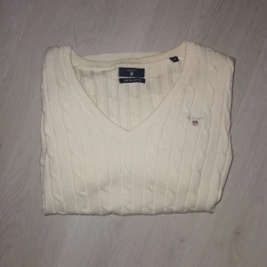 Gant flätstickad - Säljer denna flätstickade tröja från gant. Nypriset för tröjan är 1299kr men jag säljer den för 300kr. Swish vid betalning 