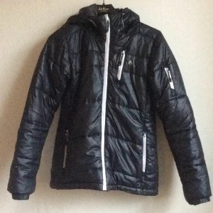  - Fräsch dunjacka som är mycket varm och skön.
Sitter snyggt och är i mycket gott skick! 

Kolla gärna mina andra annonser. Har en hel del märkeskläder till bra priser och flera jackor. Kan mötas i Stockholm eller Västerås, alt skicka mot att köparen betalar fraktkostnaden. Har Swish!