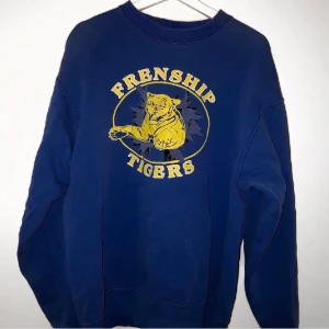 Collegetröja - Säljer min fina collegetröja inköpt på secondhand för 400kr. Står att den är i storlek XL men skulle tippa på en L-XL i true size. Sitter oversized och boxigt och färgen är SÅ COOL! Trots den är secondhand är den välbehållen och har inga defekter. 