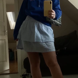 Kjol - Kjol köpt från HM förra året, knappt använd och i jättefint skick! 