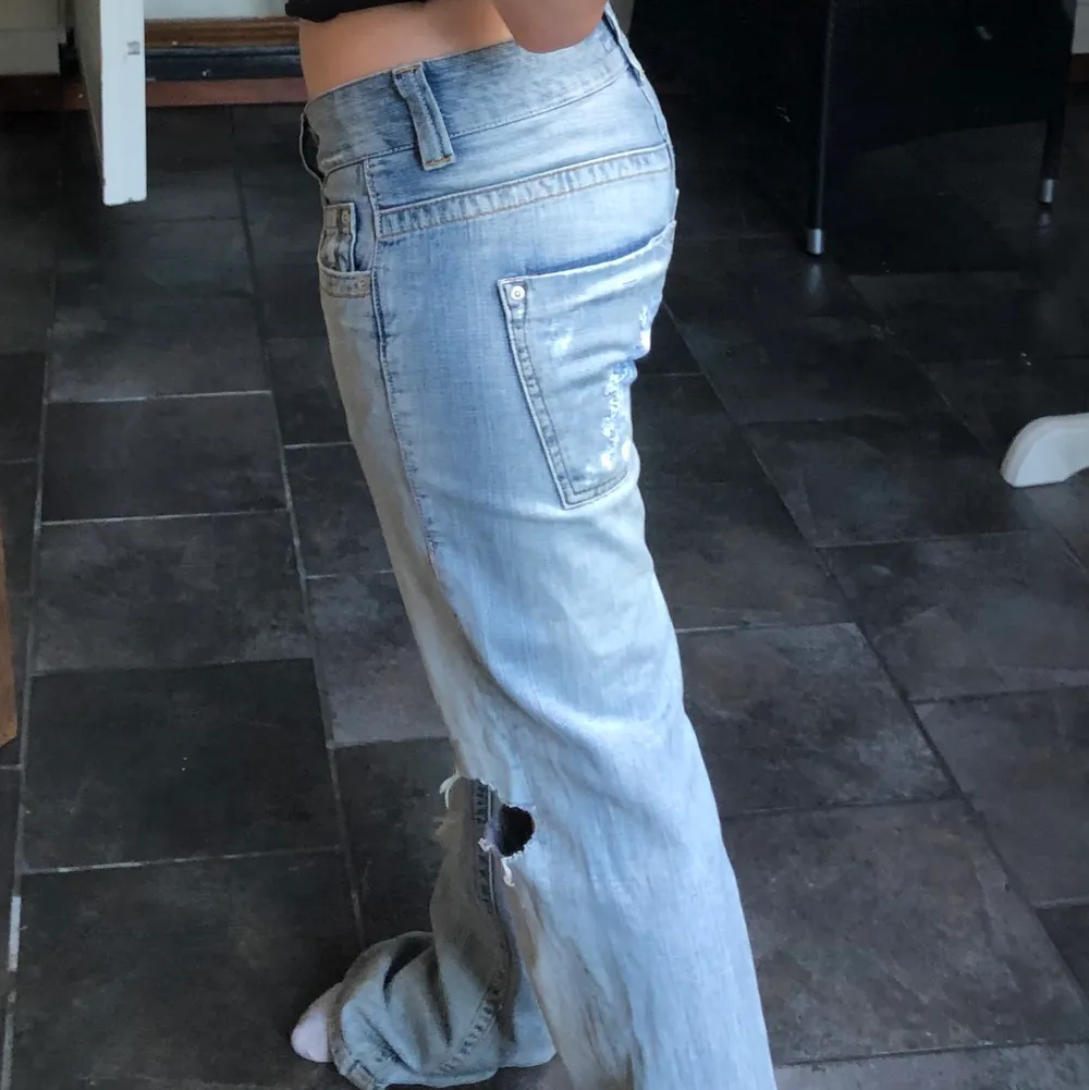 SÅ snygga low wasted jeans med hål jag gjort själv. Köpts vintage. Knappt använda av mig men har inga defekter, de har skit snygg färg och passform. HÖGSTA BUD 470, budgivning avslutas idag 21.00. Jeans & Byxor.