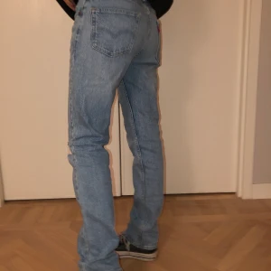 Levis vintage straight leg  - @reproduce.uf modell 172 passar bäst en 34/36 om man vill att de ska sitta lösare. Hämtas upp annars frakt 63 kr.