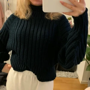 ✨Supergosig stickad tröja✨ - en jätteskön och fin marinblå stickad tröja från hm, helt oanvänd. Perfekt för kyliga vinterdagar! Den har en turtle-neck och är lite oversized i modellen. Jätteskönt material som inte kliar eller känns obekvämt✨🥰