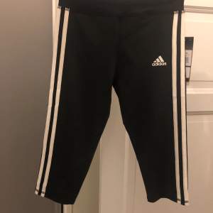 Svarta trekvarts Adidas tights i storlek S (barn). Aldrig använda, lappen sitter kvar så helt nya! Nypris runt 300kr.