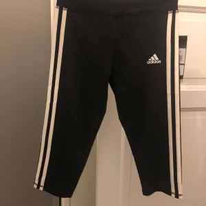 Adidas tights  - Svarta trekvarts Adidas tights i storlek S (barn). Aldrig använda, lappen sitter kvar så helt nya! Nypris runt 300kr.