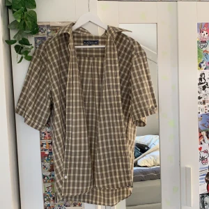 Beige rutig skjorta  - Favoritplagg i flera månader - tills jag ändrade stil. Second hand från början men har inte en enda skråma på sig, ser så gott som ny ut. 