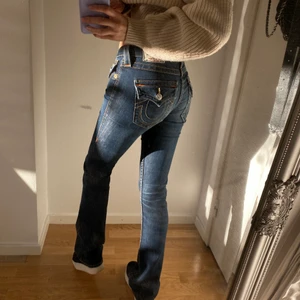 True religion jeans - Säljer mina älskade lågmidjade bootcut jeans från True Religion!!💕