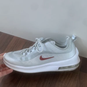Nya Nike air Max - Snygga Nike air Max strl 39. Använda ungefär 10 gånger men då de är för liten i storleken säljer jag dem🌸 Nypris 1100:- Frakt tillkommer 💜