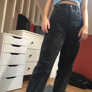 Jeans  - Sköna pösiga jeans från zara! Strl 36! Nästan oanvända, pgr av förstora på mig🤎köparen står för frakt🤎
