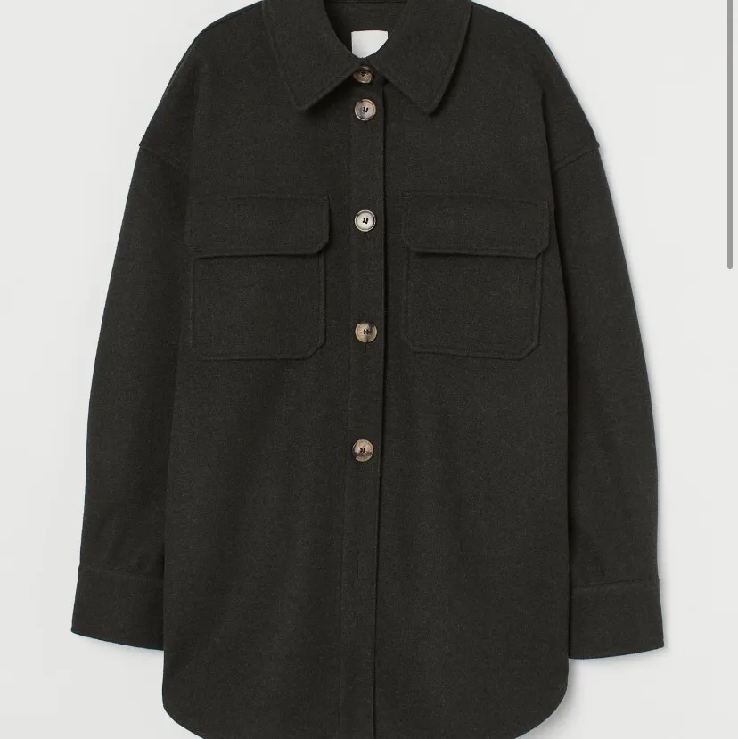 Helt NY oanvänd skjortjacka från H&M. Köpte fel storlek därav jag säljer den igen. Nypris: 350. Storlek M men den är lite oversize. Jackor.