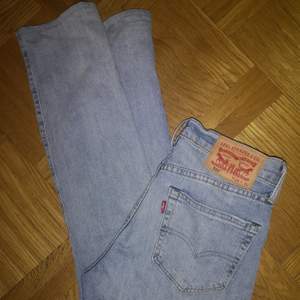 Lågmidjade ljusa levis jeans W. 29 L. 30 