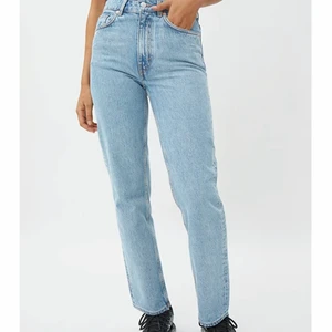 Voyage High Straight Jeans - Säljer mina Voyage High Straight Jeans från weekday i färgen pen blue, toppen skick! Jeansen är uppspräddade lägst ner för en snyggare look, skickar flera bilder vid intresse🥰🥰😁