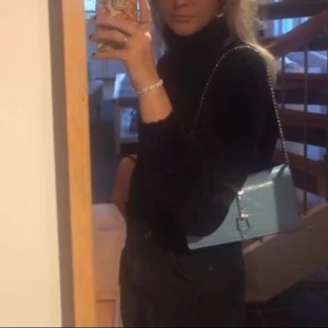 Handväska  - Superfin handväska i krokodilmönster från Sam Enderman, säljs för 1300 cirka. Jättefint skick, pytteliten skada på silverdetaljen i mitten men det är inget man tänker på 🥰 