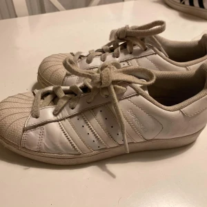 Adidas superstar vita - Storlek 38 100kr plus frakt 63kr.Se även mina andra auktioner. Samfraktar om du köper mer