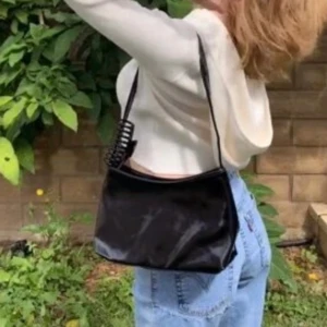 ”Skinn” väska  - En jättefin svart liknande skinn väska🖤 säljer den för 90kr, skriv för mer information. Frakten är inte inkluderad🥰 buda i kommentarerna                                                          !! Nuvarande bud på 150kr!!