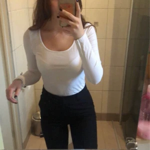 Vit tröja - Säljer min helt oanvända snygga vita tröja från vero moda. Som man kan se på sista bilden är den ganska lång, men som man enkelt kan vika som jag gjort på de andra bilderna eller klippa den om man vill🥰  Den kan även funka som klänning om man vill det. Köpt för 200kr och säljer för 100kr💞 Kunden står för frakt