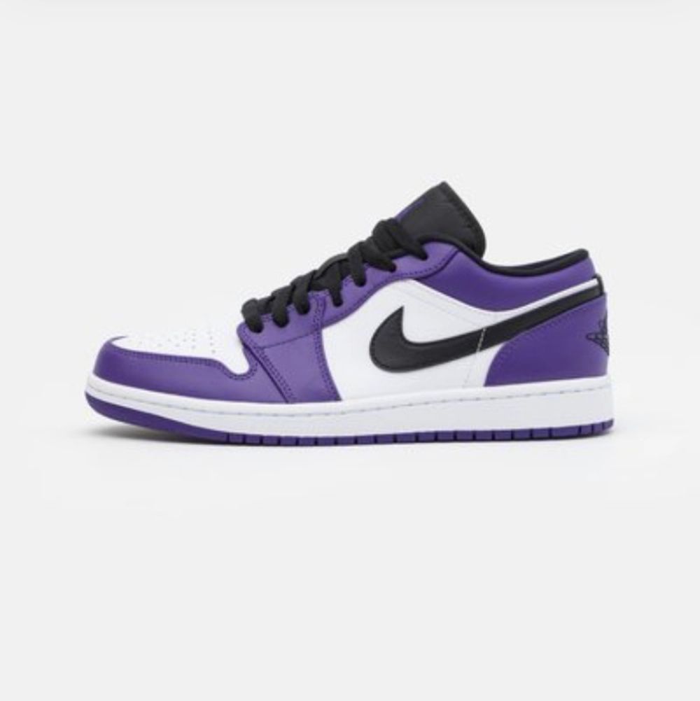 Säljer ett par Air Jordan 1 Low court Purple i storleken 42,5! Skorna är nya och kvitto finns självklart😊. Skor.