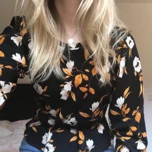 Blommig Blus strl XS - blommig peplum blus från gina med söta små pärlor på ärmarna (som man kan ta bort)  använd 2-3 gånger xs men passar s med, säljer då jag inte får användning för den. frakt på 44 kr tillkommer 