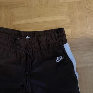 Nike byxor - Vintage Nike byxor från Urban... skit snygga! Bara inte min stil 