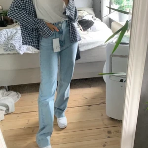 Zara jeans - populära jeans fr zara slutsålda på hemsidan! Originallängd så går ner till marken på mig som är 170 cm! Buda💙 minst 20 kr mellan buden💙 köp direkt för 499!