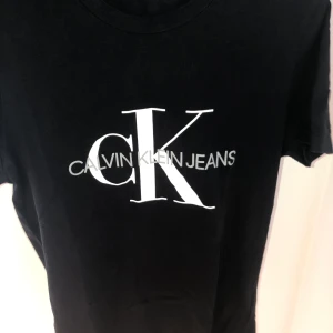 Calvin Klein T-shirt  - Fin T-shirt i strl M, är dock lite mindre i storleken. Kan skickas men köpare står för frakt.