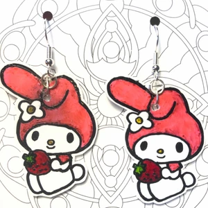 Örhängen My Melody - Örhängen förställande My Melodie gjorda av krympplast. Då jag gjorde hålet för långt ner når ringen inte runt hela, men det syns inte och den håller (kan skicka bilder). Aldrig använda, frakt tillkommer på 11 kr.💕💖