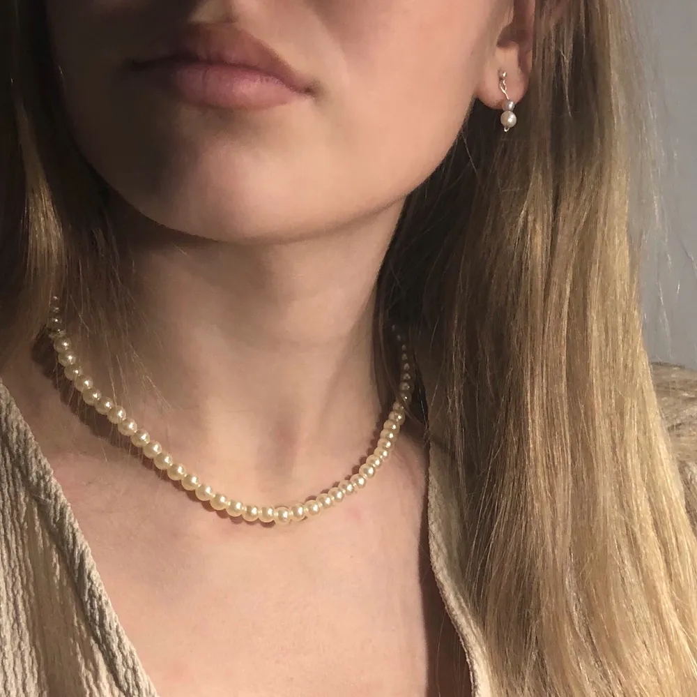 Pärlhalsband i färgen vit. Gjort av akrylpärlor med diameter på 4mm. Spännet är silvrigt. Halsbandet är 39 cm långt🌟                                                                Instagram @lastfinishstudio . Accessoarer.