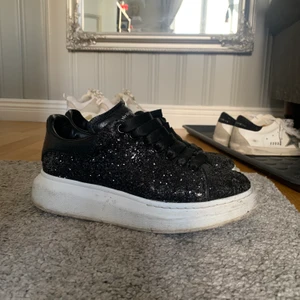 Alexander mcqueen svarta glitter - Säljer mina svarta mcqueen, svarta glitter, storlek 37,5. Nypris 4300kr . Mitt pris 2000 ink frakt. Slina på något ställe. Kan skicka bild privat. Annars fint skick {{ej tvättade på bilden, men de görs såklart innan de skickas}} har haft många intresserade så startat budgivning för att underätta!💗💗