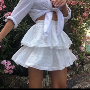 Kjol - Superfin sommarkjol som hade varit perfekt till strandoutfiten! är köpt här på plick men från byanastsia🌸 bilderna är lånade🦋 det är bara att skriva för fler bilder<3 högsta bud är 200kr + frakt💖