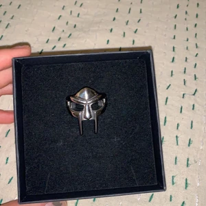 Silver ring - Skit cool ring köpt på Plick men den var för stor för mig med ganska smala fingrar tyvärr! Liknar Maria Nilsdotter och är gjord i stainless steel. 100% vattentålig