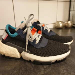 Adidas Originals - Speakers från Adidas med reflexdetaljer. Sparsamt använda pga fel stl. 