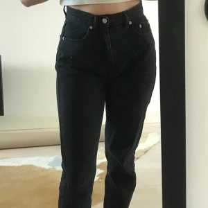 Svarta mom jeans - Super fina svarta mom jeans, med super snygg passform. Urtvättad svart färg, aldrig använda. 🦋 Storlek 34 men skulle säga att de är 34-36.