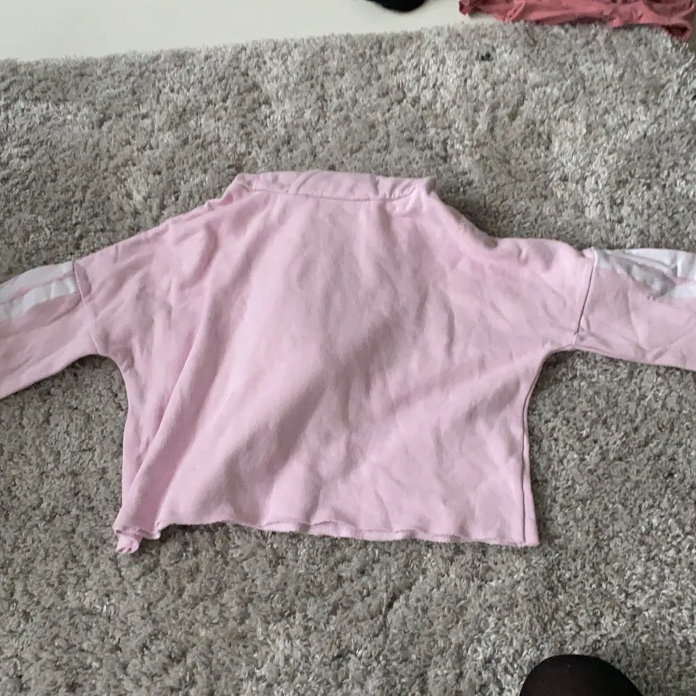 En rosa kroppad hoodie från soc som jag använt 1 gång säljer för den inte passar in i min stil . Hoodies.